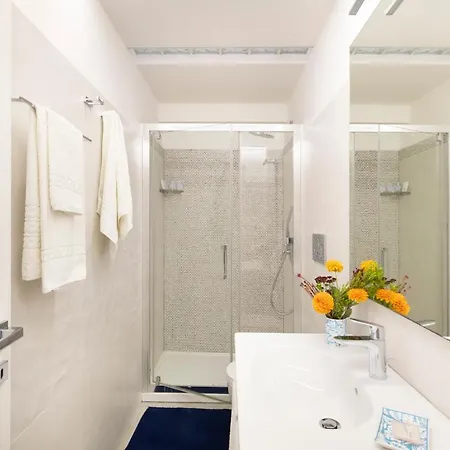 Yourhome - Royal Blue Apartment