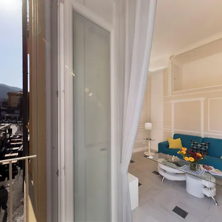 Yourhome - Royal Blue Apartment